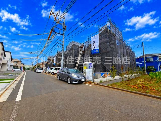 小平市鈴木町1丁目 西武新宿線 花小金井駅 売地の前面道路含む現地写真|足場が組まれ着々と工事が進む新築分譲現場。青空が広がる閑静な住環境に位置し、これからの完成が待ち遠しい新築戸建てです。 