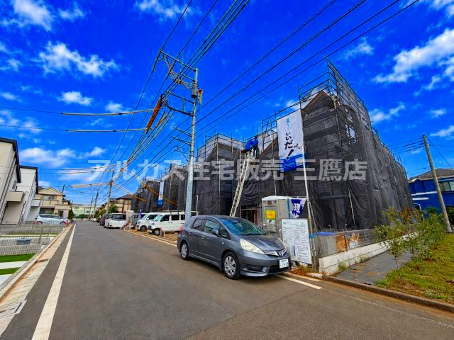 小平市鈴木町1丁目 西武新宿線 花小金井駅 売地の前面道路含む現地写真|青空のもと建築が進む新築戸建ての現地様子。開放的な敷地条件と見通しの良い道路環境に面しており、完成後の暮らしも想像が広がります。