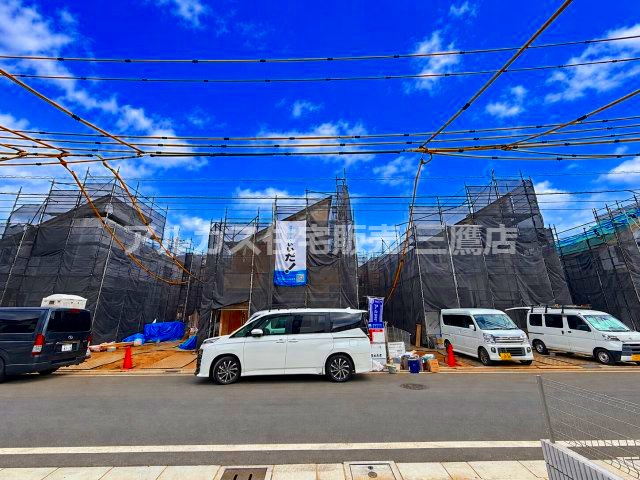小平市鈴木町1丁目 西武新宿線 花小金井駅 売地の前面道路含む現地写真|幅員がありお車の出し入れもしやすい前面道路環境。複数区画の分譲地が立ち並び、新しい街並みの形成が楽しみな開発エリアです。  