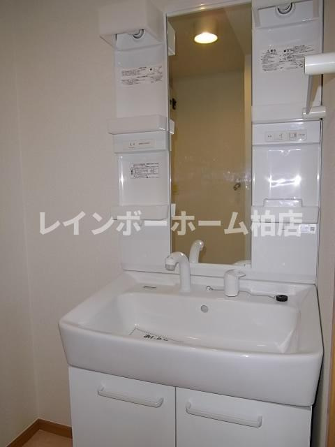 仲介手数料（賃料の1.10ヵ月）の50％OFF対象物件！の洗面所|シャワー付き洗面台です