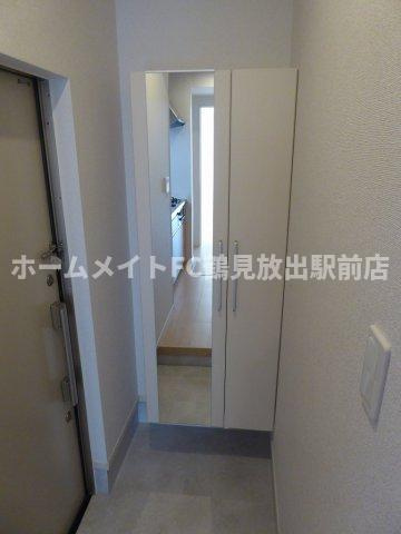 大阪市鶴見区緑１丁目のアパートの玄関