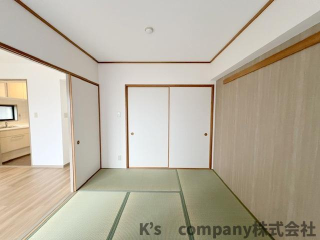 ◎高座郡寒川町一之宮5丁目　ライオンズマンション寒川第2の和室|リビングに隣接している和室なので開放してお使いいただくと、リビングに裸足でくつろげるスペースとして活用できます◇