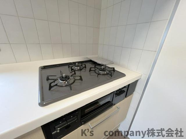 ◎高座郡寒川町一之宮5丁目　ライオンズマンション寒川第2のキッチン|三口ガスコンロでお料理の幅が広がります◇