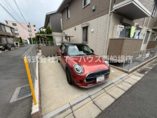 フルールの駐車場