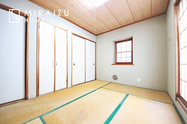 【和室】 | 【2階和室】居心地の良さそうなリラックスできる空間。独立性のある建物ですので、ご自分の時間を大切にしたご家族様にぴったりです！