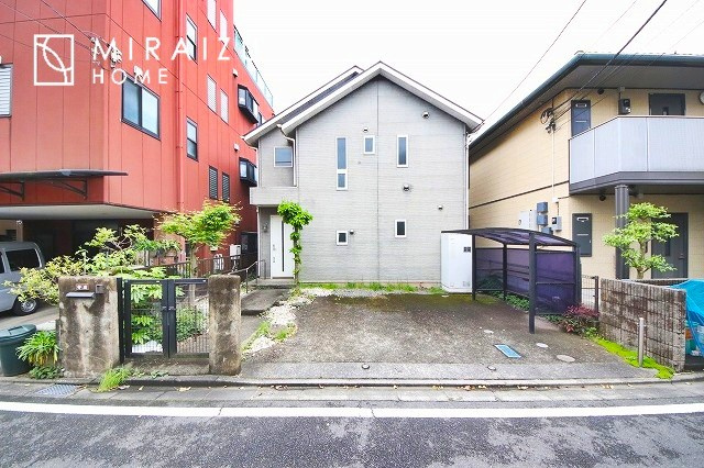 【外観】 | 青く澄み渡った綺麗な空と、陽の光をたっぷりと受ける、そんな住宅で新生活をスタートしてみませんか？見学・ご相談等、ミライズホーム(株)までお気軽にご連絡下さい。