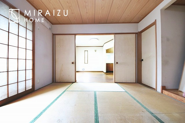 【和室】 | 【1階和室】居心地の良さそうなリラックスできる空間。独立性のある建物ですので、ご自分の時間を大切にしたご家族様にぴったりです！