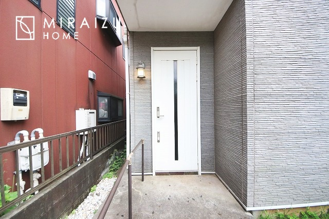 【玄関】 | 暮らしやすさを考えたプランで快適な現地ロケーションを実現。安らぎに満たされる、ゆとりのある日々を過ごせます♪