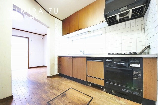 【キッチン】 | キッチンに立つ時間は意外と長いので、家族と会話しやすい対面式に。お手伝いして欲しい時もリビングにいる家族に気軽に声を掛けられます。