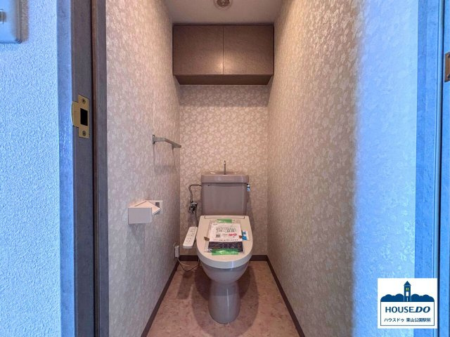 ◆白壁パーク・ホームズ◆R7,12月リフォーム済！南向き！のトイレ|トイレットペーパーや小物などの収納に困らない便利な棚付きトイレ。
温水洗浄機能で、いつでも清潔・快適に