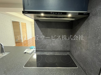 【キッチン】 | エンブルエバー清水駅前 中古マンション | 3口IHクッキングヒーター