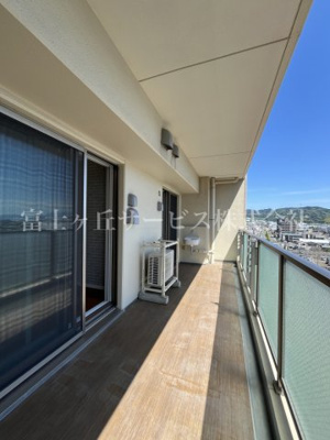 【バルコニー】 | エンブルエバー清水駅前 中古マンション | 開放的で明るい空間を演出してくれるバルコニーです