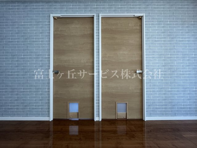 【内装】 | エンブルエバー清水駅前 中古マンション | 洋室(2)(3)にはペット用ドアが付いています
