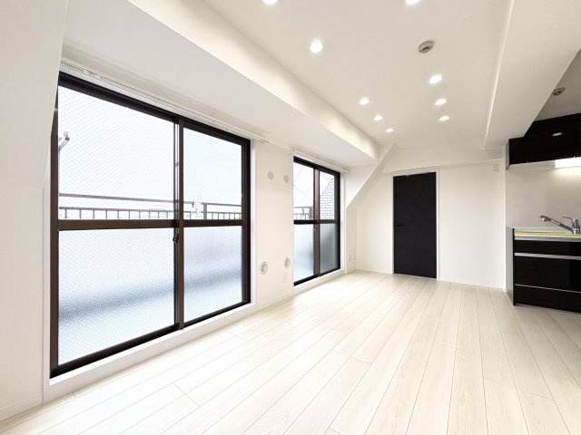 キャッスルマンションお花茶屋の居間・リビング|ドキドキの新生活も、安心してスタート。ぴったりの住まいを見つけませんか？クランディアが一緒に住まい選びをサポートします‼　まずは、お気軽にお問合せください　＃クランディア