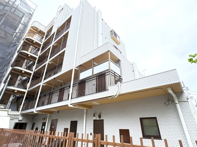 キャッスルマンションお花茶屋の外観|ドキドキの新生活も、安心してスタート。ぴったりの住まいを見つけませんか？クランディアが一緒に住まい選びをサポートします‼　まずは、お気軽にお問合せください　＃クランディア