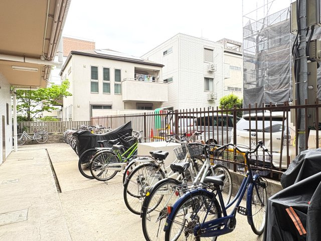 キャッスルマンションお花茶屋の駐輪場|ドキドキの新生活も、安心してスタート。ぴったりの住まいを見つけませんか？クランディアが一緒に住まい選びをサポートします‼　まずは、お気軽にお問合せください　＃クランディア