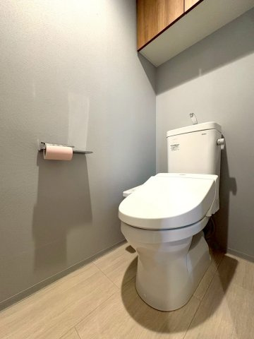 【ReDream】イニシア桂大橋のトイレ|年間を通して快適に使用できる温水洗浄機能付きのトイレです。