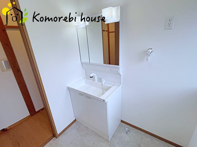 桶川市加納　中古戸建の独立洗面台|独立洗面台あり、毎朝おしゃれに忙しい女性の方におすすめです