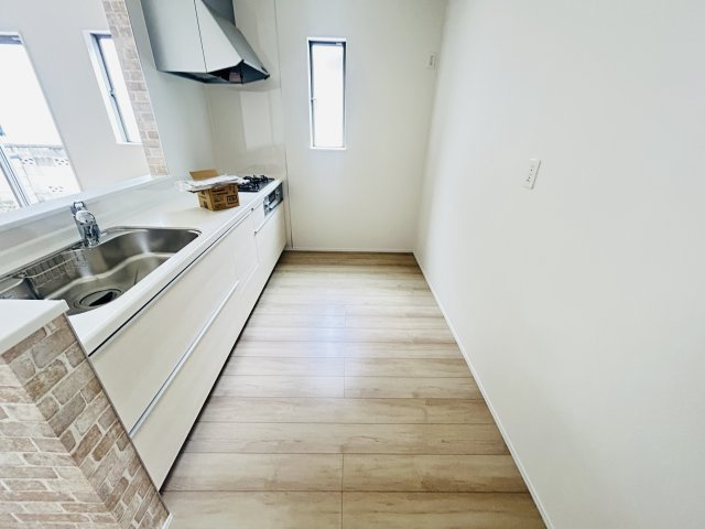 新築　前橋市朝日が丘町　Heartful　Town　１号棟のキッチン|現地写真　間口2550ｍｍで作業スペースも広々！換気扇も汚れが付きにくくお掃除がし易い設計です。
