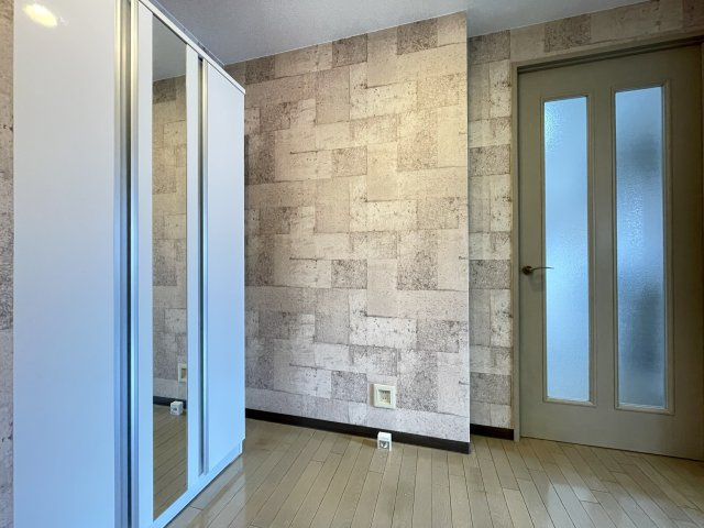 信開ガーデンコート西大路の玄関|広々とした玄関は、大型のシューズボックスを置いても圧迫感がなく、ゆとりある空間を確保できます。