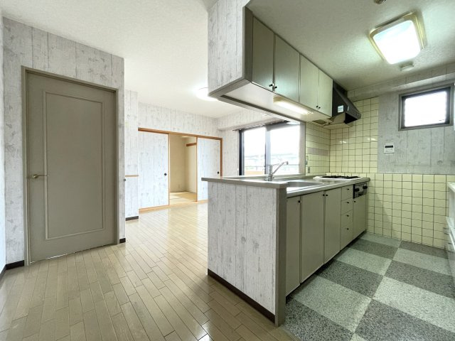 信開ガーデンコート西大路のキッチン|リビング入口からの様子です。