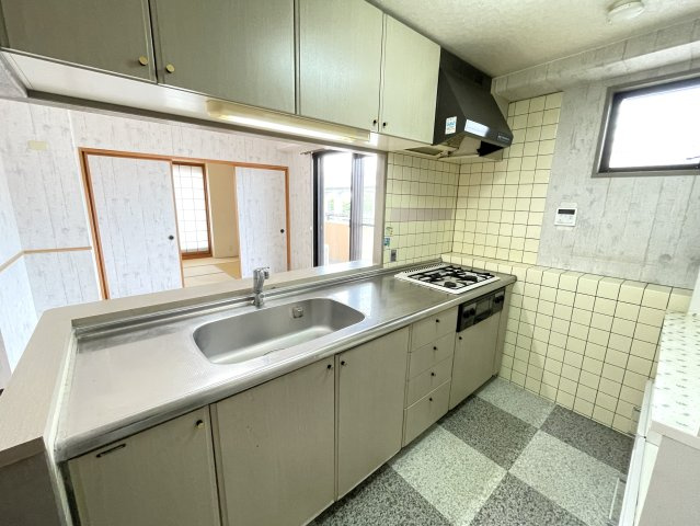 信開ガーデンコート西大路のキッチン|ゆとりある広さの対面式キッチンを採用。3口ガスコンロ付きで調理スペースも確保されており、お料理好きの方にもおすすめです。