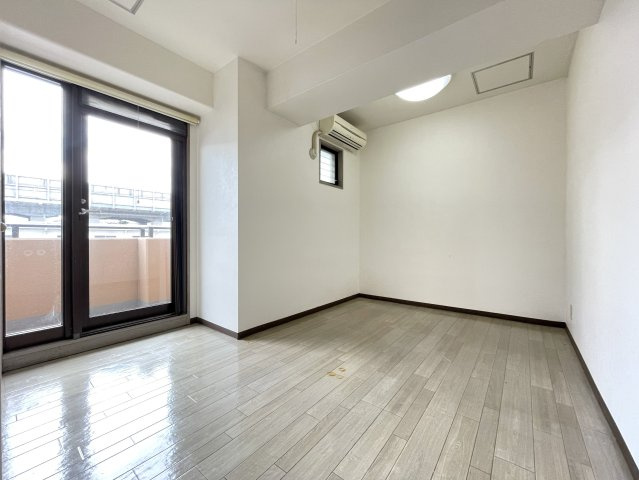 信開ガーデンコート西大路の洋室|洋室6.2帖
2か所の窓があるため、日中は自然光をたっぷり取り込める明るい居室です。