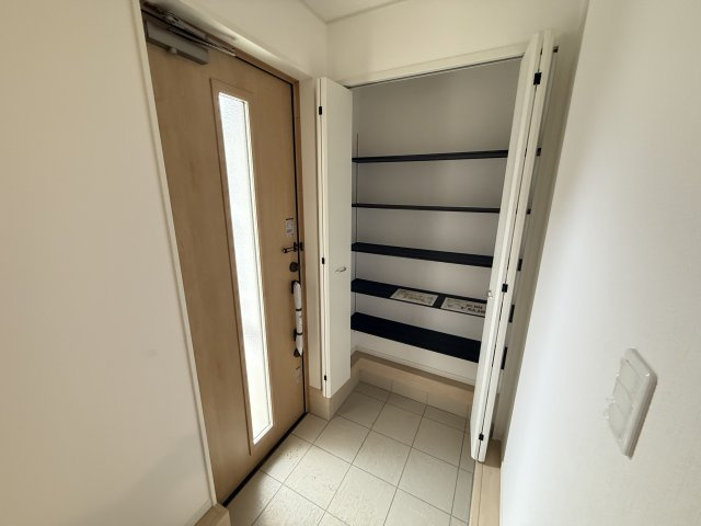 クレイドルガーデン前橋市川原町第４　２号棟の玄関|収納たっぷり付いた玄関です。