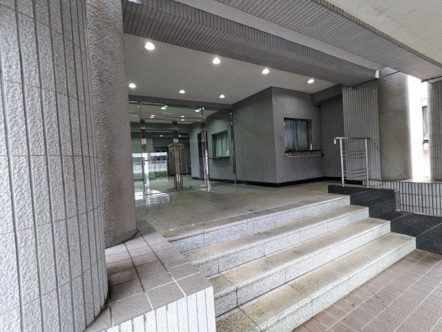 メゾンドプランタンのエントランス|毎日通るエントランスはこのようになっています