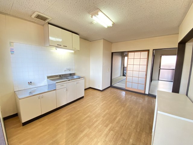 クレセント北山の居間・リビング|他号室の写真になります。