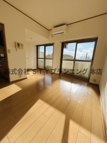 仲介手数料０円！リアライズ稲永駅前の居間・リビング