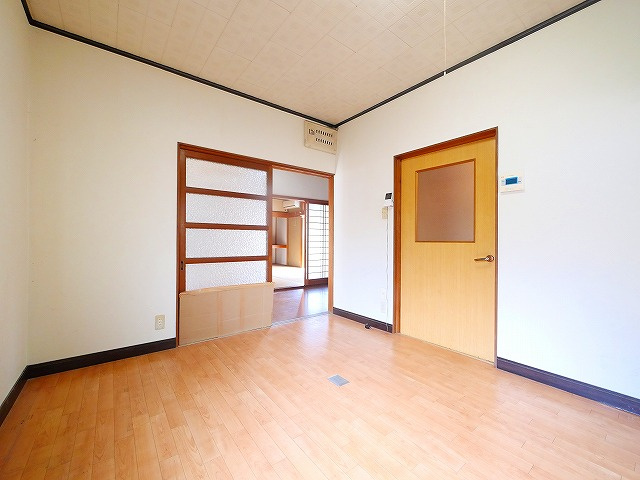 大和郡山市東奈良口町戸建の居間・リビング|こちらの居間で趣味の時間をお楽しみください