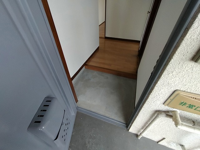 神戸市長田区西山町２丁目の賃貸マンションの玄関
