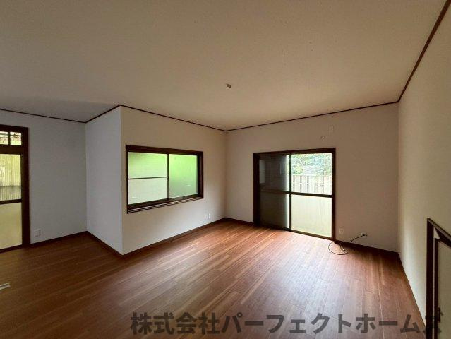 禁野本町1丁目O.C中古戸建の居間・リビング|ゆったりとしたリビングです