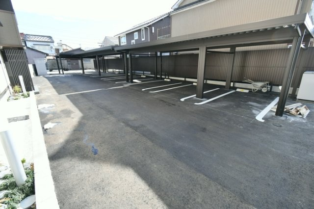 ルミナス磯部町の駐車場