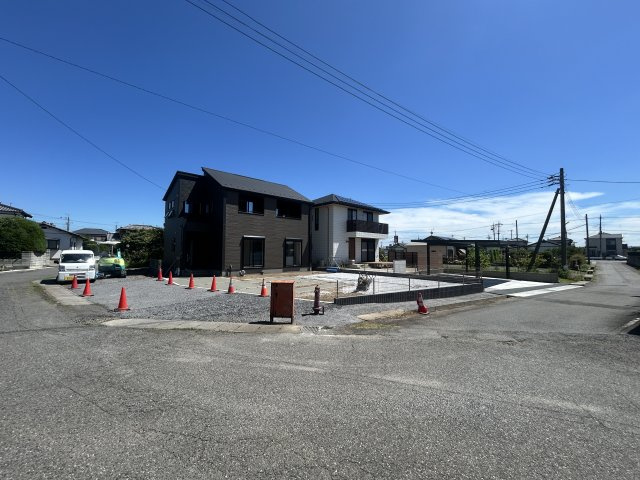 新築　佐波郡玉村町上飯島2期　GRAFARE　１号棟の前面道路含む現地写真|現地写真　西側接道幅員約10.5ｍ　南側接道幅員約6ｍ
