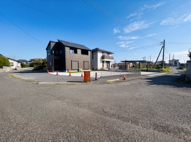 新築　佐波郡玉村町上飯島2期　GRAFARE　１号棟の前面道路含む現地写真|現地写真　西側接道幅員約10.5ｍ　南側接道幅員約6ｍ