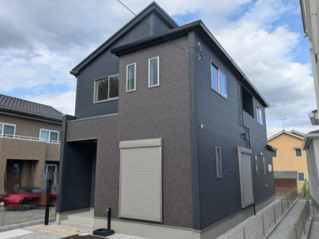GRAFARE高崎市石原町3期の外観|スタイリッシュな佇まいが魅力の住まい。充実した駐車スペースと、明るく開放的な吹抜け空間が毎日の暮らしにゆとりと彩りを添えます。