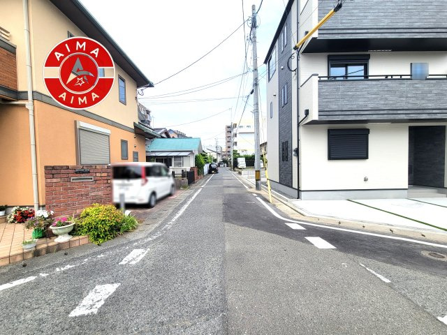 春日市春日原東町4丁目第1-4棟(A号棟)の前面道路含む現地写真|前面道路は閑静な住宅地をはしる車通りの少ない道路。お車の出し入れが苦手なママや小さなお子様にも安心ですね。しっかり舗装もされているので、ベビーカーや自転車で通っても快適に通行できます。
