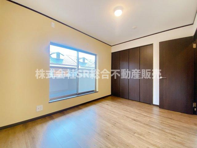 末広町中古戸建の寝室|2F・洋室6帖。落ち着いて過ごせるお部屋なので、寝室にいかがでしょうか