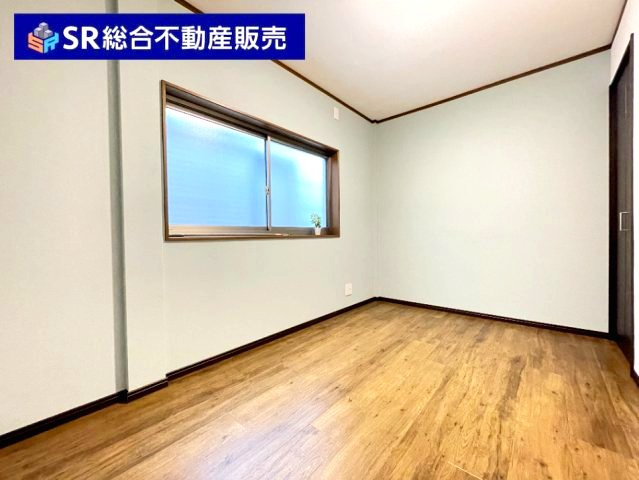 末広町中古戸建の寝室|2F・洋室6帖。落ち着いて過ごせるお部屋なので、寝室にいかがでしょうか