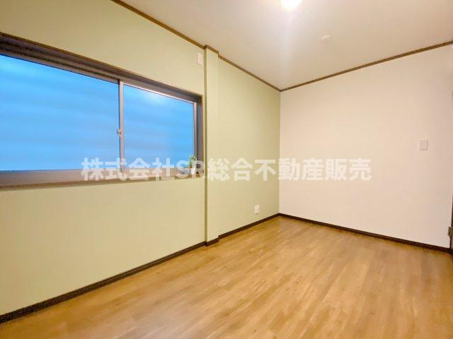 末広町中古戸建の洋室|2F・南側洋室5帖。使い勝手のいい洋室です