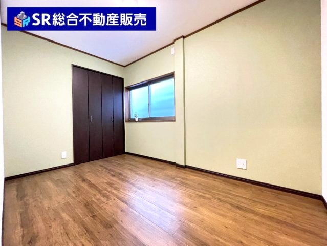 末広町中古戸建の洋室|2F・南側洋室5帖。使い勝手のいい洋室です