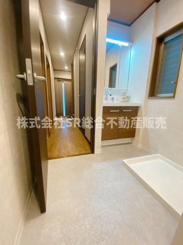 末広町中古戸建の脱衣所|室内洗濯機置場もあり清潔感のある脱衣場です！