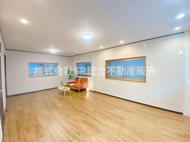 末広町中古戸建の居間・リビング|ご家族でゆったりとお過ごしいただけます！