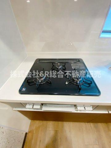 末広町中古戸建のキッチン|3口コンロ、グリル付きです♪