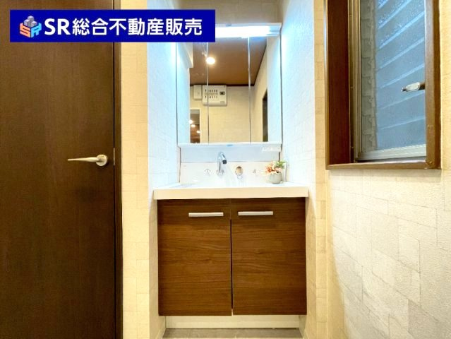 末広町中古戸建のキッチン|3口コンロ、グリル付きです♪