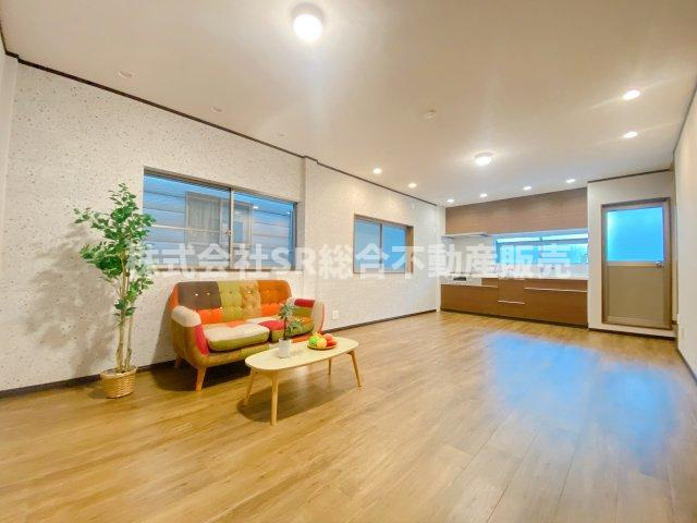 末広町中古戸建の居間・リビング|ご家族で毎日顔を合わすことができる、広々リビング♪