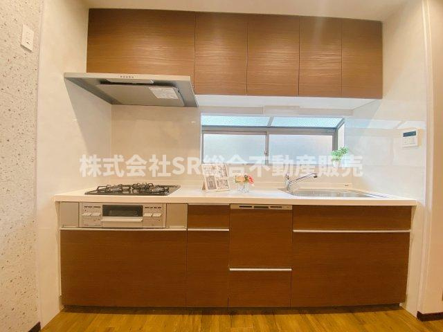 末広町中古戸建のキッチン|設備の充実した新調されたばかりのシステムキッチン♪快適にお料理できます！