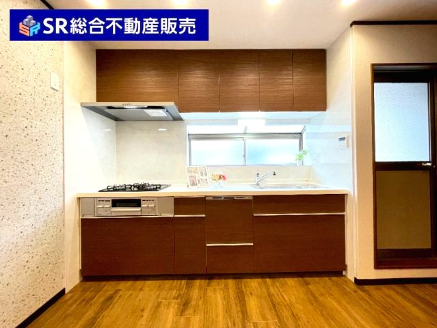 末広町中古戸建のキッチン|設備の充実した新調されたばかりのシステムキッチン♪快適にお料理できます！